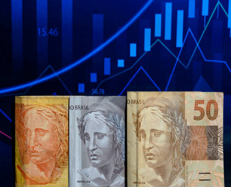 dolar2 Dólar sobe, Ibovespa oscila e mercado financeiro reage a cenário externo, expectativas de juros e cautela dos investidores no Brasil