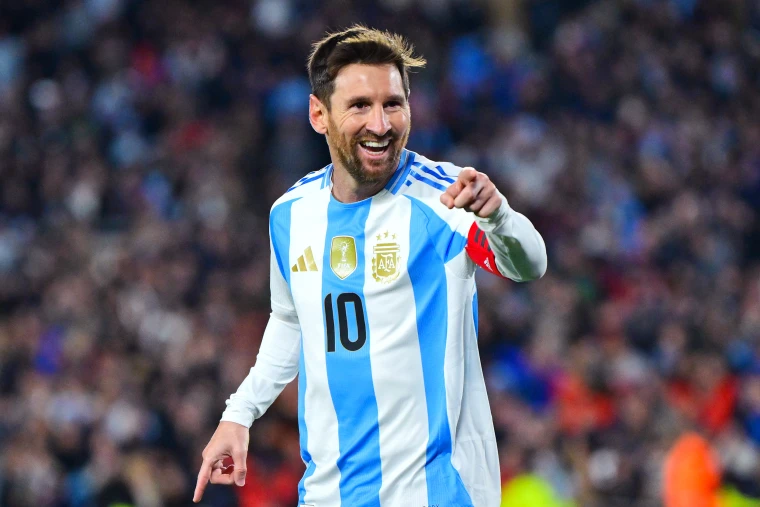 Messi é alvo de invasões de campo em amistoso do Inter Miami, e o caso reforça a discussão sobre segurança, idolatria e proteção dos jogadores.