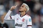 Atacante percebe o goleiro Fábio adiantado, arrisca do meio-campo e marca um dos gols mais impressionantes do Campeonato Brasileiro, em lance que rapidamente ganhou destaque entre torcedores.