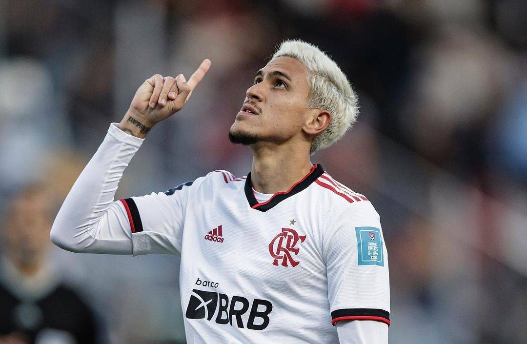 Atacante percebe o goleiro Fábio adiantado, arrisca do meio-campo e marca um dos gols mais impressionantes do Campeonato Brasileiro, em lance que rapidamente ganhou destaque entre torcedores.