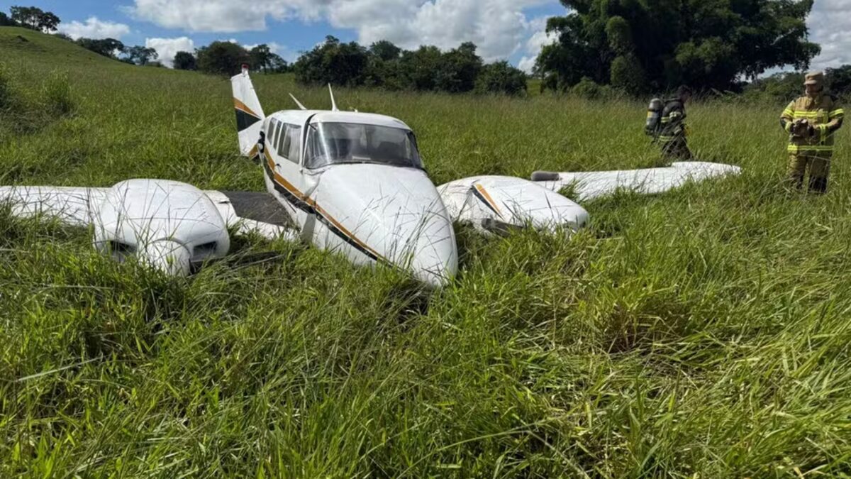 Avião de pequeno porte realiza pouso de emergência em área rural de Goiás. Moradores ajudam no resgate e autoridades investigam as causas do incidente.