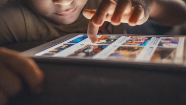 Crianças neurodivergentes são mais vulneráveis a crimes virtuais, alertam especialistas