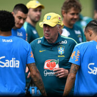 Ancelotti surpreende na definição da lateral da Seleção Brasileira e indica Danilo e Alex Sandro como titulares para a estreia da Copa do Mundo, em decisão que mexe com expectativas da torcida e reforça estratégia de experiência e equilíbrio defensivo