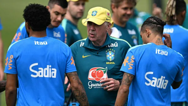 Ancelotti surpreende na definição da lateral da Seleção Brasileira e indica Danilo e Alex Sandro como titulares para a estreia da Copa do Mundo, em decisão que mexe com expectativas da torcida e reforça estratégia de experiência e equilíbrio defensivo