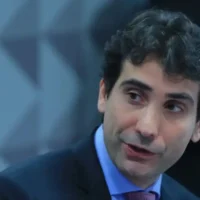 Diretor do BC diz que juros devem permanecer restritivos por tempo prolongado
