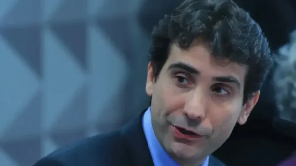 Diretor do BC diz que juros devem permanecer restritivos por tempo prolongado