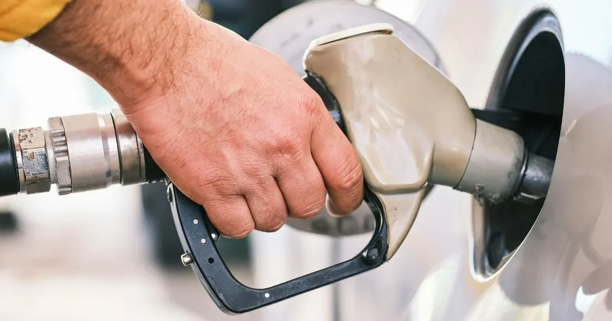 Petrobras aumenta gasolina, mas subsídio reduz alta a R$ 0,04 por litro