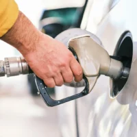 Petrobras aumenta gasolina, mas subsídio reduz alta a R$ 0,04 por litro