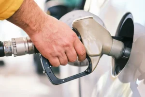 Petrobras aumenta gasolina, mas subsídio reduz alta a R$ 0,04 por litro