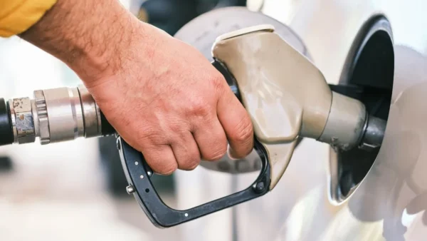 Petrobras aumenta gasolina, mas subsídio reduz alta a R$ 0,04 por litro