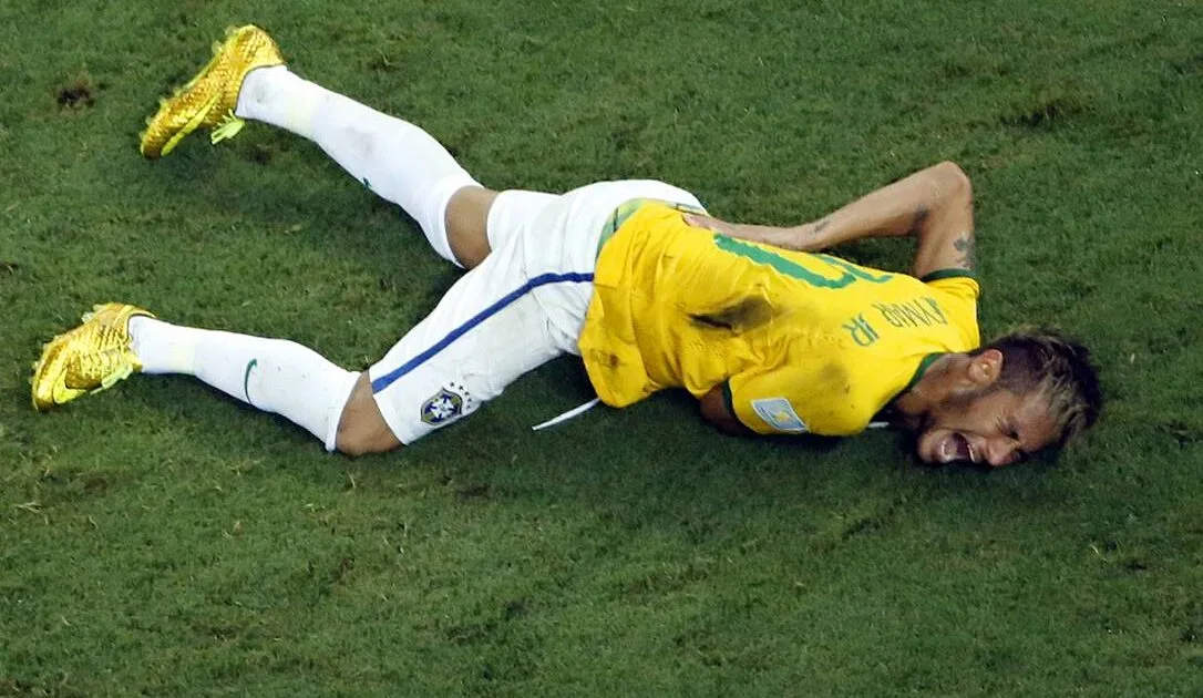 Neymar, a Joelhada que Parou o Brasil: Relembre a Fratura que Tirou o Craque da Copa de 2014 e a Recuperação que Emocionou o Mundo